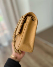 Load image into Gallery viewer, CHANEL MEDIUM CLASSIC FLAP